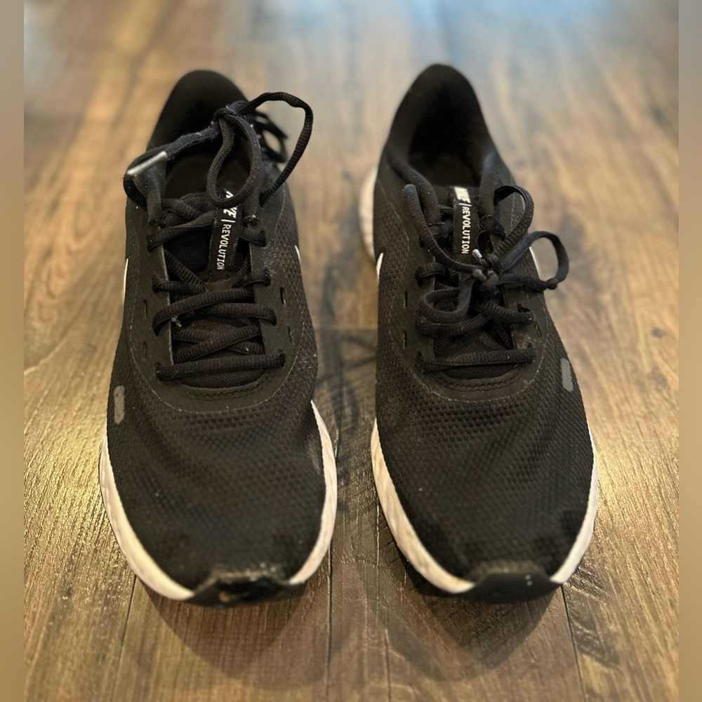 Nike Revolution Black Athletic Shoes, Size 8.5 Sneakers Men’s
